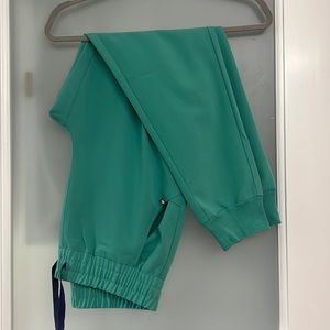 Figs Zamora high waisted petite surgical screen scrub pants